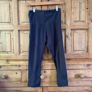 Lorna Jane Womens Size XS / S Gray Cropped Leggings Athletic Mesh Side‎ Workout